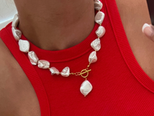 Load image into Gallery viewer, Chunky Pearl Necklace
