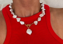 Load image into Gallery viewer, Chunky Pearl Necklace
